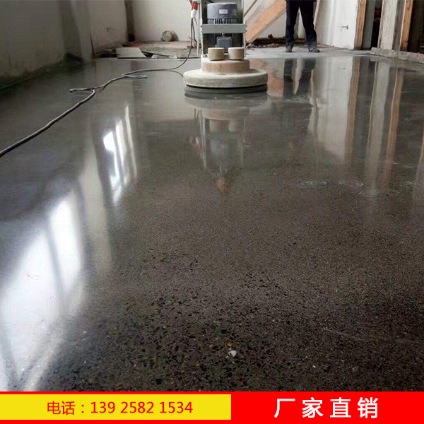 混凝土硬化剂用在新浇筑新的地面光亮，耐磨平整度更好哦