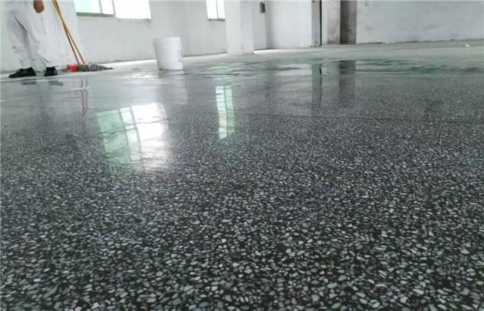 混凝土硬化剂是如何一次性解决旧水磨石地面起砂？